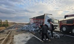 Tekstil Yüklü Kamyon Devrildi, Trafik Aksadı