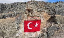 Kayalara Dev Türk Bayrağı İşlediler