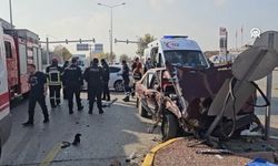 Kavşakta Can Pazarı: Sıkışan Yaralıyı İtfaiye Kurtardı