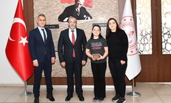 Milli Eğitim Müdürü Çağlar’dan Şiir Yarışması Birincisine Ödül