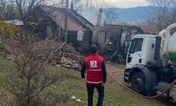 Evi Yanan Ailenin Yardımına Kızılay Ve SYDV Koştu