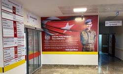 Hastanenin Girişinde Şehit Asteğmen Ömer Emiroğlu’nun Hikâyesi Anlatılıyor