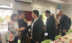 Protokol Okullarda Karanfillerle Öğretmenleri Kutladı