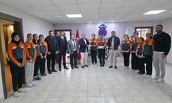 Şampiyon Hentbolcular Bayat Belediye Başkanı Ünlü'yü Ziyaret Etti