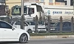 Hafriyat Kamyonu Otomobille Çarpıştı