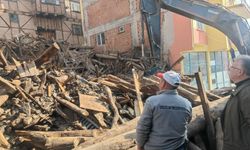 Tehlike Saçan Metruk Ev Yıkıldı