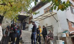 İtfaiye Ekipleri, Yangın Çıkan Evde Yaşlı Kadını Alevlerden Kurtardı