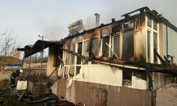 Ahşap Ev Alevlere Teslim Oldu 1 Kişi Yaralandı