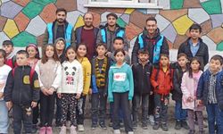 Köy Okulunu Ziyaret Edip Çocukları Sevindirdiler