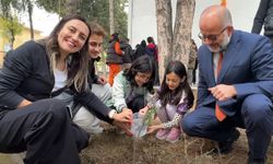 Öğrenciler Ve Veliler Birlikte Fidan Dikti