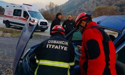 Osmancık’ta Otomobil Bariyerlere Çarptı