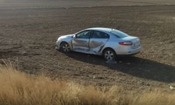 İki Araç Çarpıştı, Biri Tarlaya Uçtu: 2 Yaralı