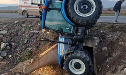 Akıllara Durgunluk Veren Kaza! Menfeze Uçan Traktör Dik Durdu