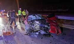 Otomobil Tıra Ok Gibi Saplandı: 1 Ölü