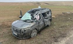 Tır Hafif Ticari Aracın Üzerine Devrildi: 2 Yaralı