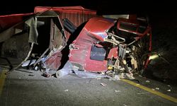 Devrilen Kamyon Hurdaya Döndü, Sürücü Ağır Yaralı