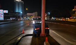 Yön Levhasının Direğine Çarpan Otomobil Sürücüsü Yaralandı!