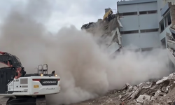 Yıkımı Yapılan Bina Çöktü, Operatör Son Anda Kurtuldu
