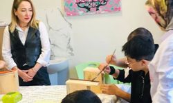 Çocuklar Kuşlar İçin Yuva Boyadı