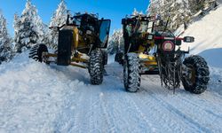 Çorum’da Kapanan Köy Yolları İçin İl Özel İdaresi 55 Araçla Sahada