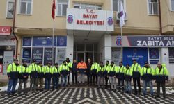 Başkan Ünlü, Sahadaki Belediye Personeline Kışlık Mont Ve Bere Verdi