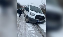 Kar Ve Buzlanma Nedeniyle Köy Yolu Sürücülere Kabusu Yaşatıyor