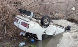 Yoldan Çıkan Otomobil 20 Metreden Dereye Uçtu