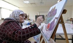 61 Yıldır Kursların Müdavimi Olan Esme Teyze, Saz Kursu’nu Hedefliyor