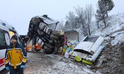 Kar Yağışı Kazalarıda Beraberinde Getirdi: TIR Devrildi