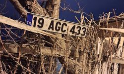 Düşen Plaka Sahibini Bekliyor