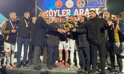 Tahtasız Mecliste Eleştirdiği Turnuvanın Kupasını Elleriyle Verdi