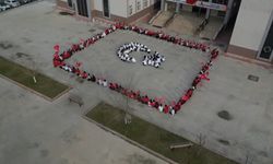 Ömer Derindere Öğrencileri Türk Bayrağı Koreografisi Oluşturdu