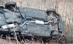 Yağışlı Havanın Etkisiyle Otomobil Çaya Uçtu: 2 yaralı