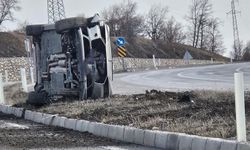 Çorum-İskilip Yolunda Korkutan Kaza: Araç Refaje Çıkıp Yan Yattı