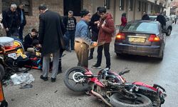 Motosiklet Park Halindeki Otomobile Çarptı: 2 Yaralı