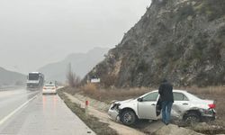 Yağış Kazaya Neden Oldu! Yoldan Çıkan Otomobil Şarampole Düştü