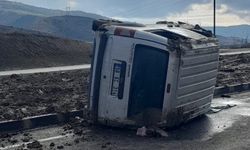 Yoldan Çıkan Hafif Ticari Araç Devrildi! Yaralılar Var