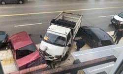 Kamyonet Park Halindeki 3 Otomobili Biçti