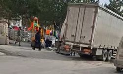 Gıda Skandalı! Caddeye Dökülen Turşuları Satmak İçin Geri Topladılar