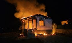 Gurbetçiye Ait Bağ Evi Yangında Kül Oldu