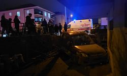 Çarpışmanın Şiddetiyle Savruldu! Hafif Ticari Araç Bahçeye Girdi