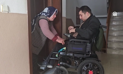 Fedakar Anne Hayatını Adadığı Engelli Oğlunun Eli Ayağı Oluyor