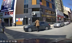 Yayanın Umursamazlığı Sürücüyü İsyan Ettirdi