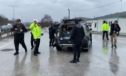 Yağışlı Hava Kazayı Getirdi: Otobüs ile Otomobil Çarpıştı