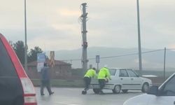 Yaşlı Sürücünün Yardımına Koşan Polis Ekipleri Yürekleri Isıttı