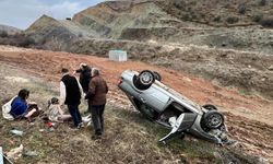 Demir Bariyerleri Aşan Otomobil Takla Atarak Tarlaya Uçtu: 4 Yaralı