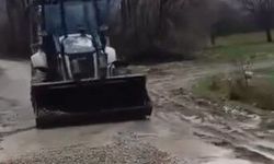 Çukurlar Oluşan Yolu Köylüler Kendi İmkanlarıyla Kapatmaya Çalışıyor