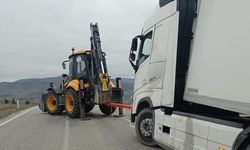 Yoldan Çıkan Tır Belediye Ekiplerince İş Makinesiyle Kurtarıldı