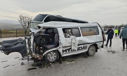 Faciadan Dönüldü! Yolcu Otobüsü İle Kamyonet Çarpıştı 7 Yaralı
