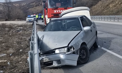 Otomobil Bariyerlere Çarptı, Sürücü Yaralandı